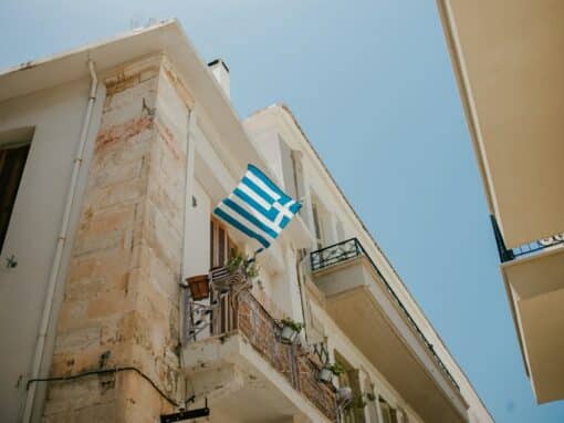 Quand l’interprétation conforme accomplit ce que l’effet direct interdit : les biens d’une émanation de l’État grec à l’épreuve du Mécanisme européen de stabilité