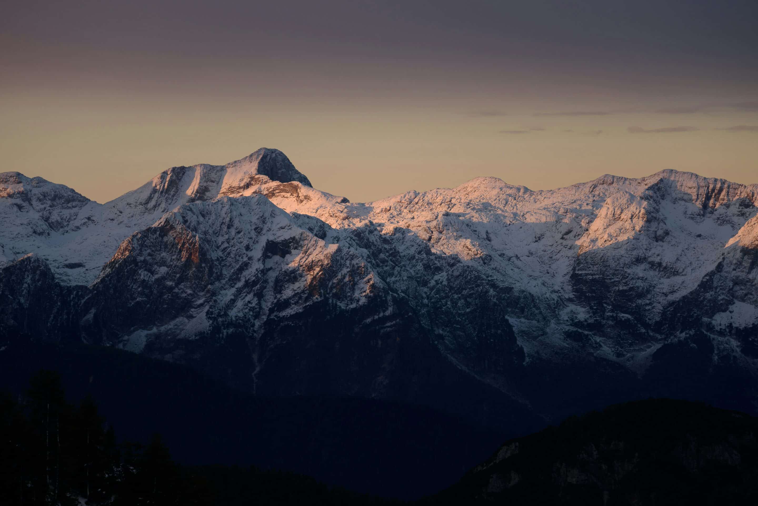 Crestas nevadas al anochecer